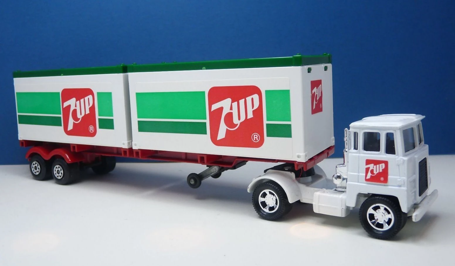 Articulated Container Truck image
