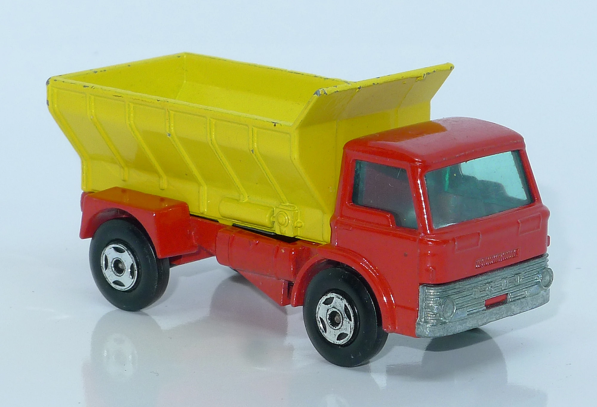 Grit-Spreading Truck image