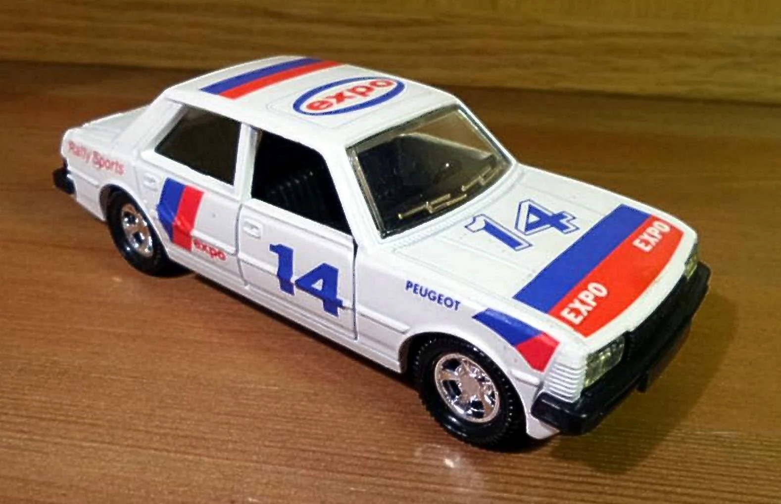 Peugeot 305 image